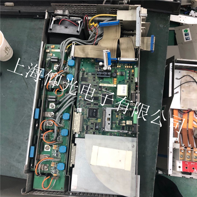 工業電梯康沃FSCG05系列變頻器通電顯示POFF